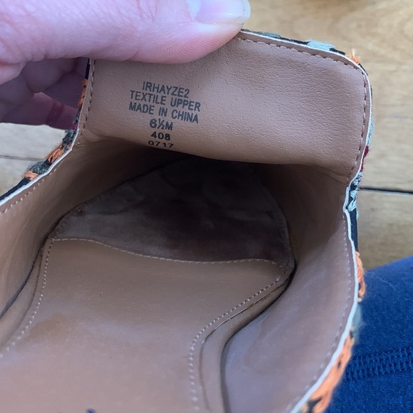 Indigo Women's Black Mules with Multicolor Floral Embroidery - Picture 5 of 6